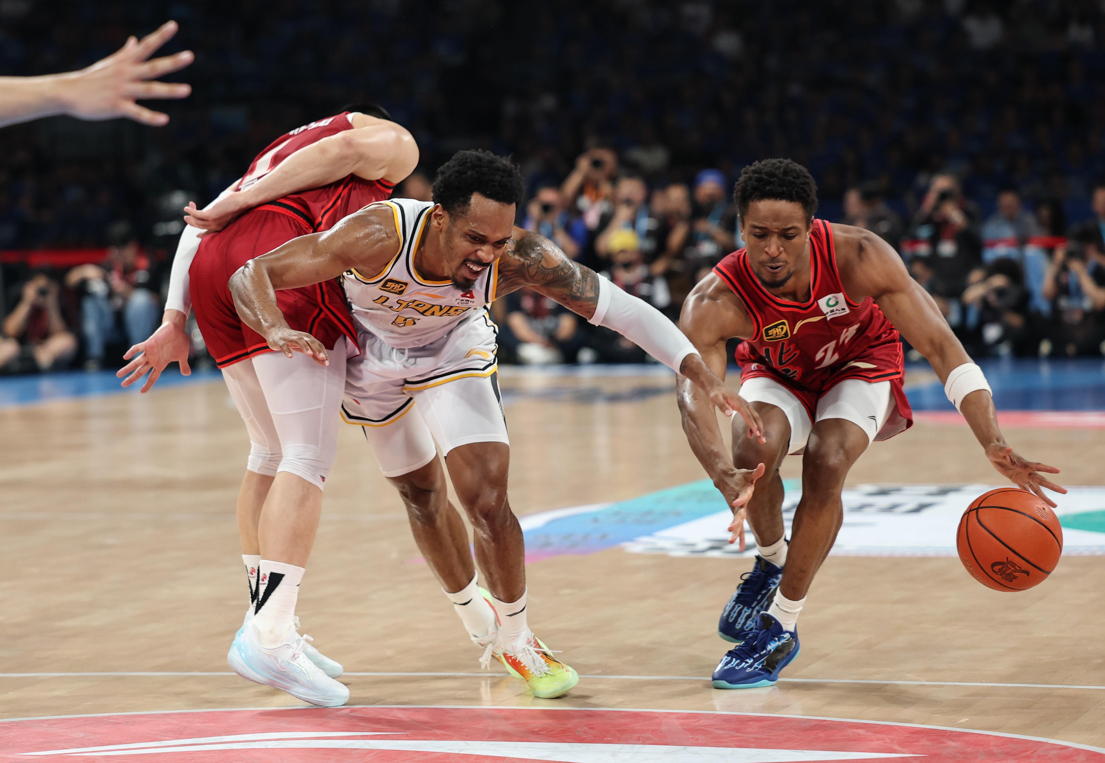 英雄联盟即时比分关于新奥尔良鹈鹕训练开放日；集结日门线救险引欢呼；英超在即；球队文化再被提及的信息