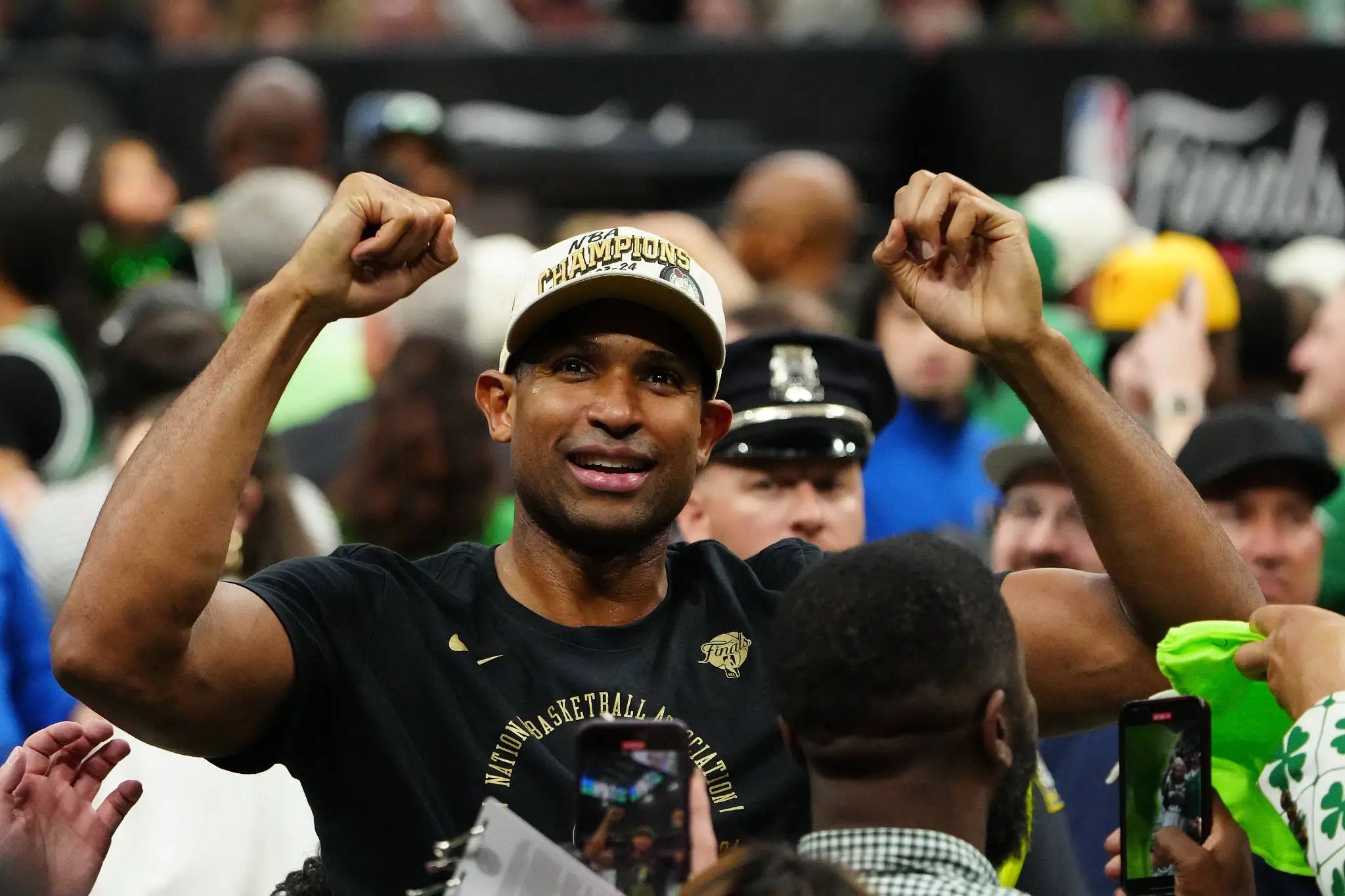 巴黎圣日耳曼集结日回应争议赛后波士顿凯尔特人官宣签约，网友：加时末段辽宁本钢调整名单以备中超的简单介绍